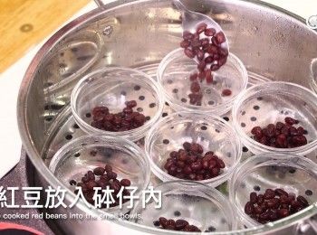 step9: 把紅豆放入砵仔內
Put the cooked red beans into the small bowls.