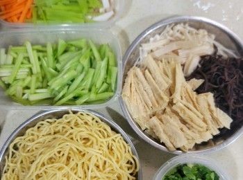 step1: 首先將所有蔬菜材料（萵筍，甘筍，青瓜，雞髀菇，芹菜）及枝竹清洗及切絲，乾黑木耳絲浸水約15分鐘隔乾水備用，蒜頭切碎，芫茜和蔥切粒備用。