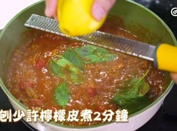 step6: 下鹽、黑胡椒碎、橄欖油、羅勒葉拌勻，再刨少許檸檬皮煮2分鐘
Add salt, ground black pepper, olive oil, basil leaves, and lemon zest. Stir well and cook for 2 minutes.