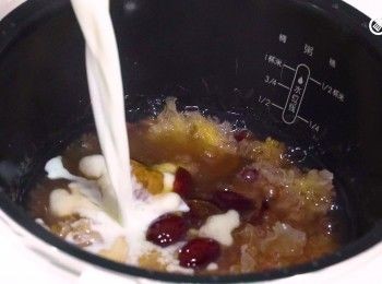 step8: 加入牛奶及冰糖，蓋上再煮10分鐘即成
Add milk and rock sugar, cover, and cook for another 10 minutes.
