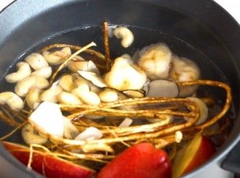 step4: 轉中火煲2小時
Reduce the heat to medium and simmer for 2 hours.