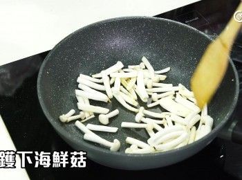 step10: 原鑊下海鮮菇
Add the shimeji mushroom sections to the original pan