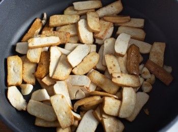 step2: 同一油鍋，將大蒜與豆乾下鍋煸香。