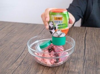 step2: 豬肉切成約5mm厚的薄片，加李錦記減鹽蠔油醃10分鐘