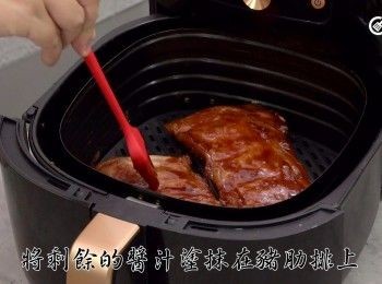 step4: 將剩餘的醬汁塗抹在豬肋排上，再以200度炸5分鐘
Brush the remaining sauce on the pork ribs and continue to fry for another 5 minutes.
