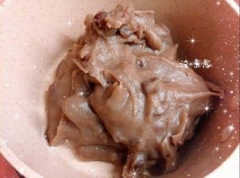 step6: 加入已盛起的紅豆，拌勻成紅豆茸（如不夠杰身，可用慢火煮約5-10分鐘至所需的濃稠度；需邊煮邊略為攪拌），放涼，備用