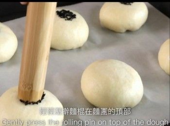 step30: 輕輕壓擀麵棍在麵團的頂部