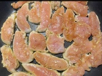 step9: 原鍋再下點橄欖油，大火煎雞柳，同樣是下鍋後先不翻動；