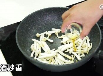 step11: 灒酒炒香
Stir-fry with Shaoxing wine.