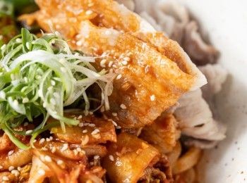 step7: 整碗烏龍麵裡面有濃郁肉香的豬五花，酸甜中和的泡菜、爽脆口感的秋葵還有Ｑ彈的烏龍麵，搭配上特製的韓式辣醬，真的是豐富、健康又消暑，你怎麼可以錯過呢？