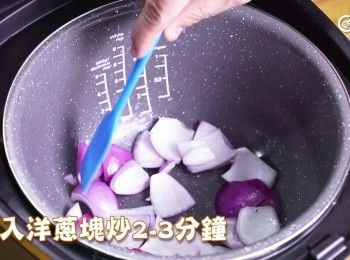 step7: 加入洋葱塊炒2-3分鐘
Add the onion chunks and stir-fry for 2-3 minutes.