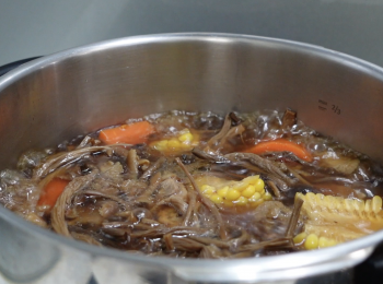 step4: 除了鹹豬骨外，將其他材料放入壓力煲，加水，大火煲滾，加鹹豬骨
加壓至第2條壓力線，轉小火煲10分鐘，關火解壓後，開蓋大火煲10分鐘