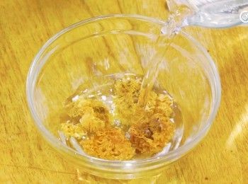 step1: 銀耳泡浸至發漲
Soak snow fungus until it expands in size.