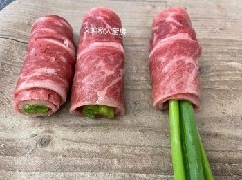 step1: 牛肉片上放上幾條萬能蔥，捲成牛肉卷，多出啲萬能蔥剪出。