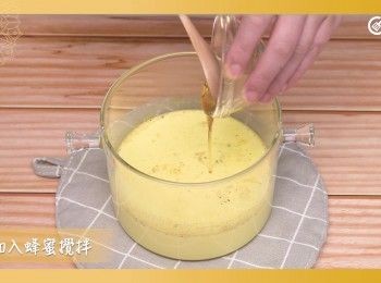 step4: 倒入杯中，依個人喜好添加蜂蜜，攪拌後即可享用
Pour the mixture into a cup and add honey according to personal preference. Stir and enjoy.