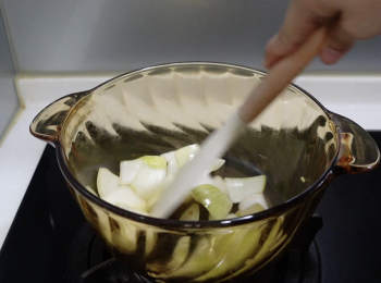 step3: 加少許油爆香洋蔥，加蕃茄，加薯仔，加熱水