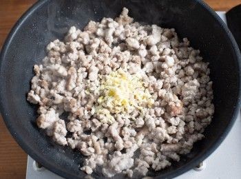 step1: 熱油鍋，首先將豬絞肉下鍋炒香後，加入蒜末拌炒。