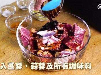 step5: 加入生抽、老抽、蠔油、紹興酒、薑蓉、蒜蓉、茄汁、冰糖、鹽及碎黑胡椒拌勻
Mix with soy sauce, dark soy sauce, oyster sauce, Shaoxing wine, minced ginger, minced garlic, ketchup, rock sugar, salt, and ground black pepper.
