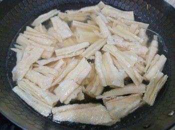 step4: 跟著將同有油份的枝竹放入滾水煮至水再滾起，然後隔乾水放涼備用。