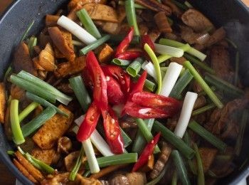 step5: 起鍋前再加入蔥段、辣椒炒熟就完成了。