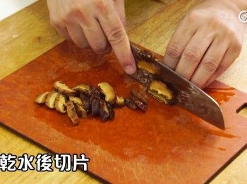 step2: 榨乾水後切片
After squeezing out the excess water, slice them.