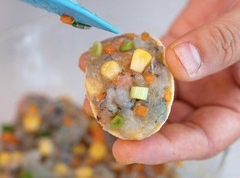 step5: 將蝦膠釀在薯片上，放入氣炸鍋內