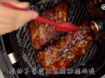 step6: 將抽子柚子蜜塗抹在豬肋排兩邊，以200度氣炸3分鐘，完成
Brush yuzu sauce on both sides of the pork ribs and fry for 3 more minutes at 200°C.