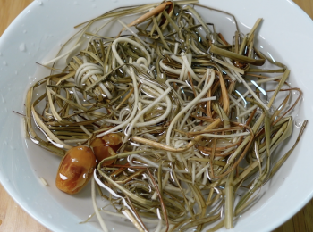 step2: 燈芯草和椰棗用水洗2-3次，浸泡10分鐘，椰棗去核剪小塊更易出味