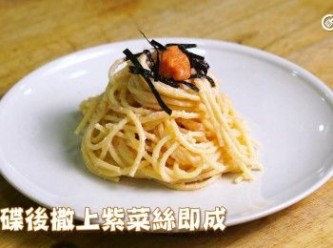 step6: 上碟後撒上紫菜絲即成
Transfer the spaghetti to a serving plate and sprinkle the crispy seaweed strips on top.
Serve immediately.