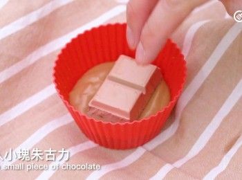 step6: 加入小塊朱古力
Add a small piece of chocolate.