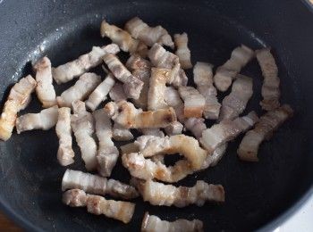 step1: 熱油鍋，先將豬五花肉下鍋炒至金黃後起鍋備用。