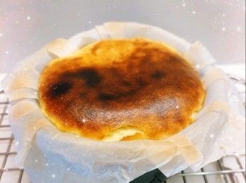 step4: 完成後，將蛋糕模在已墊枱布的桌面上輕摔兩下（使熱氣散走），放涼，將蛋糕放進雪櫃冷藏1晚，脫模，撕開牛油紙，即可