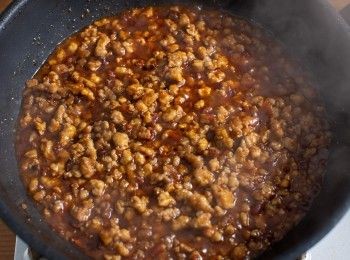 step3: 最後加入所有調味料與開水，煮開後稍微收汁一下就完成了。