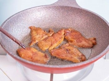 step6: 燒熱油鑊，中火將肉片每面煎約1分鐘至微焦