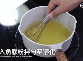 step3: 加入魚膠粉拌勻至溶化
Add gelatin powder and stir until dissolved.