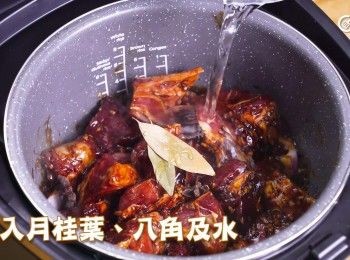 step9: 加入月桂葉、八角及水，續煮30分鐘
Add bay leaves, star anise, and water. Continue cooking for 30 minutes.