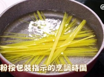 step3: 意大利粉按包裝指示的烹調時間減5分鐘煮至軟身
Cook the spaghetti according to package instructions, but reduce the cooking time by 5 minutes. Cook until al dente.