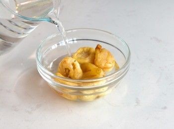 step1: 五指毛桃、梅底椰、無花果、腰果洗淨浸水30分鐘
Rinse hairy mountain fig, sea Coconut, figs, and cashews, and soak them in water for 30 minutes.