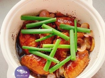 step5: 加入蔥段，即成，原煲上枱