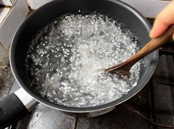 step2: 先煮沸一鍋水，把西米倒入水中。一邊以中火煮2-2.5分鐘（視乎家中煮食爐火力），一邊不停攪拌。