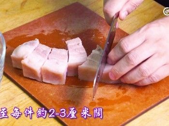 step2: 切至每件約2-3厘米闊
Cut the pork belly into pieces about 2-3 centimeters wide.