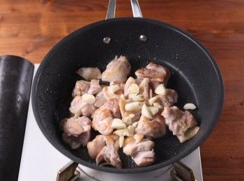 step2: 加入大蒜一起炒香、雞肉炒熟。