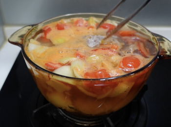 step4: 大火煲滾後，轉小火，加鹹豬骨，煲1小時，關火，不要開蓋焗30分鐘