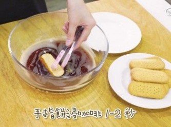 step2: 將手指餅浸咖啡內1秒立即撈起備用
Dip the ladyfingers into the coffee for 1 second and immediately remove them for later use.