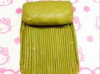 step10: 將下半部分直線平均切成細條，然後將上半部分邊緣位置的粉團包覆餡料，再從上向下慢慢捲至尾部（鬆鬆的，不要太緊；捲至下半部分時，盡量以雙手從粉團兩側協助捲起，避免因按壓而破壞已切割的線條），尾部接口向下（避免發酵和焗時散開），放入模具中