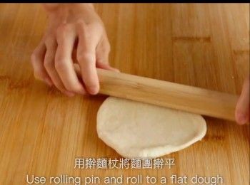step23: 用擀麵杖將麵團擀平