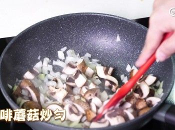 step5: 下蘑菇粒炒勻
Add the diced mushrooms to the pan and sauté until cooked through.