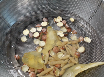 step1: 紅蓮子、麥冬和海玉竹用水洗2-3次，浸泡30分鐘，海玉竹剪小塊更易出味