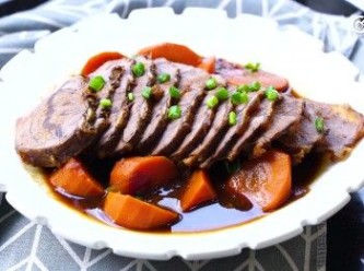 step15: Serve the beef shanks with the carrot pieces and the sauce.
伴以甘筍塊及淋上醬汁即成