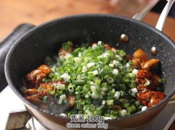 step4: 起鍋前加入青蔥爆炒後即可盛碗。